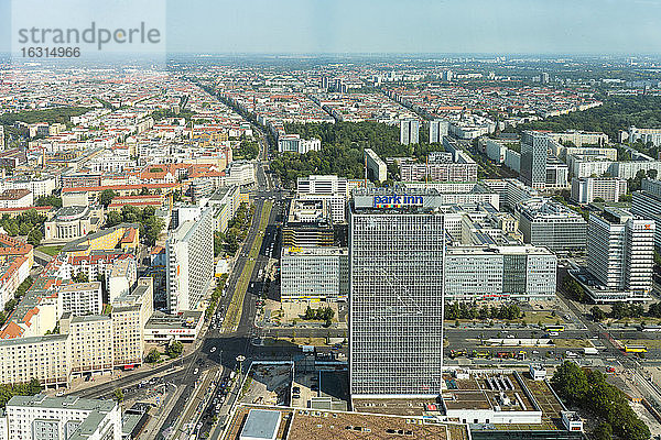 Luftaufnahme des Park Inn Hotels und des Alexanderplatzes mit dem Prenzlauer Berg im Hintergrund  Berlin  Deutschland  Europa