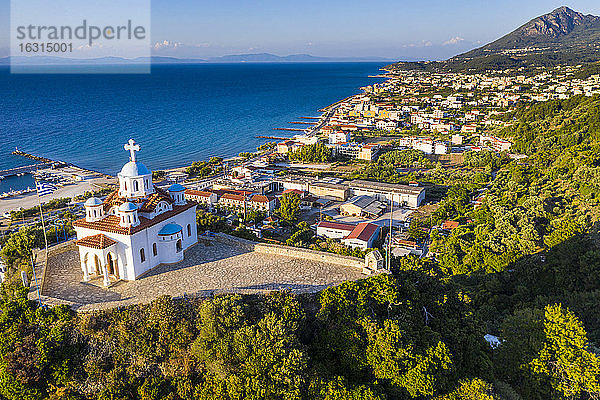 Luftaufnahme der von Drohnen besetzten Kirche Agia Triada  Paleo Karlovasi  Samos  Griechische Inseln  Griechenland  Europa