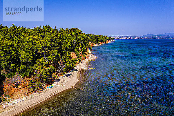 Luftaufnahme durch Drohne vom Metamorfosi-Strand  Sithonia  Chalkidiki  Griechenland  Europa