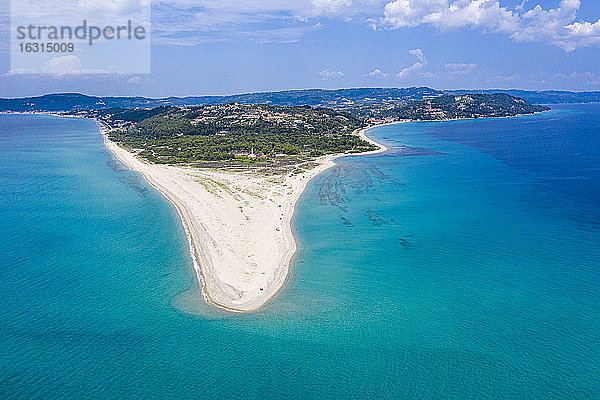 Luftaufnahme durch Drohne vom Possidi-Strand  Kassandra  Possidi-Kap  Chalkidiki  Griechenland  Europa