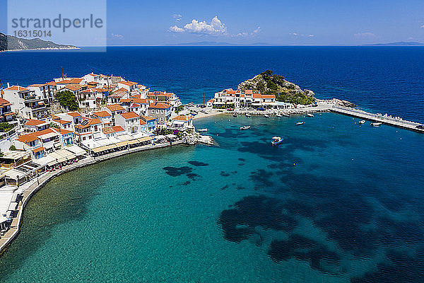 Luftaufnahme durch Drohne von Kokkari und seinem Kieselstrand  Samos  Griechische Inseln  Griechenland  Europa