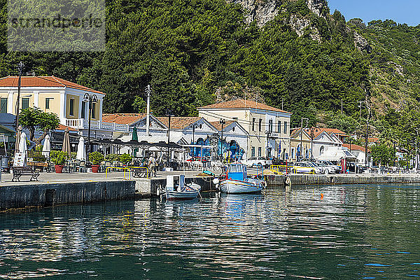 Der Hafen von Karlovasi  Samos  Griechische Inseln  Griechenland  Europa