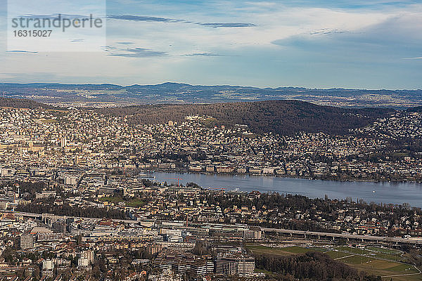 Blick auf den Zürichsee und die Stadt Zürich mit den Bergen im Hintergrund vom Uetli aus  Zürich  Schweiz  Europa