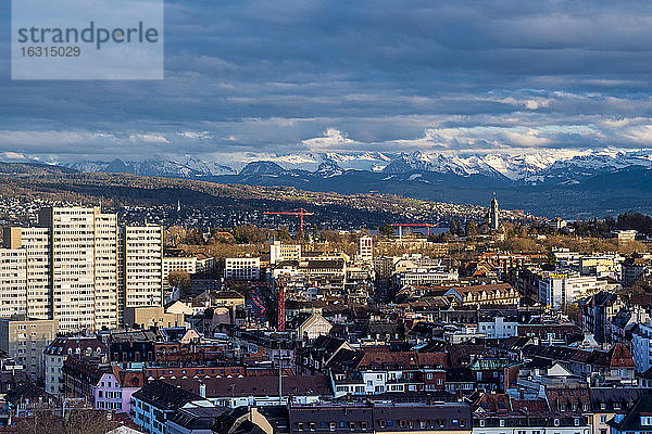 Ansicht von Zürich von oben mit Bergen im Hintergrund  Zürich  Schweiz  Europa