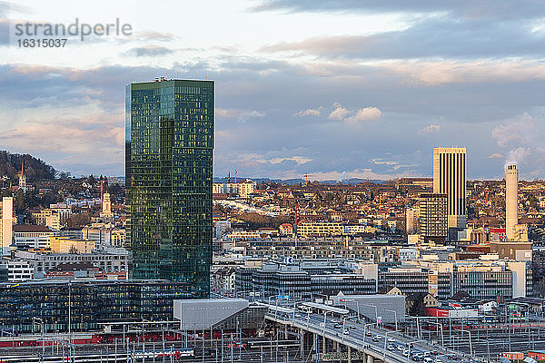 Ansicht von Zürich von oben mit dem Prime Tower  der Hardbridge und den Bergen im Hintergrund  Zürich  Schweiz  Europa