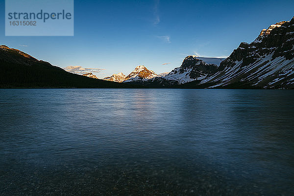 Ruhiger Sonnenuntergang am Bow Lake  Banff National Park  UNESCO-Weltkulturerbe  Alberta  Kanadische Rockies  Kanada  Nordamerika