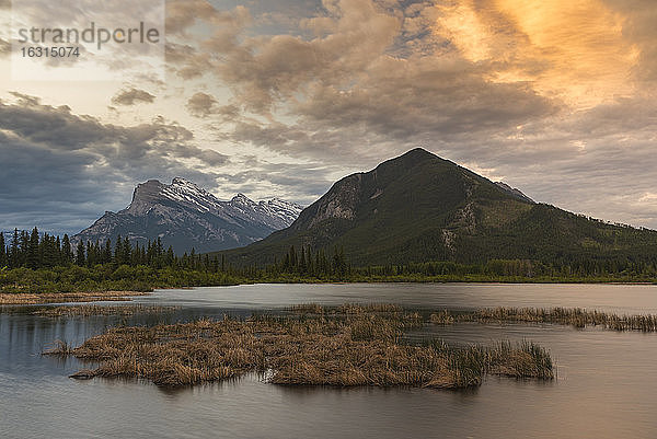 Sonnenaufgang an den Vermillion Lakes mit Mount Rundle  Banff National Park  UNESCO-Weltkulturerbe  Alberta  Kanadische Rocky Mountains  Kanada  Nordamerika