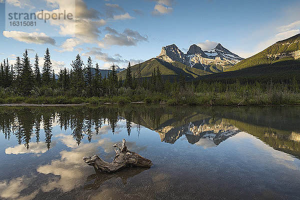 Sonnenaufgang der drei Schwestern am Policeman Creek  Canmore  Alberta  Kanadische Rockies  Kanada  Nordamerika