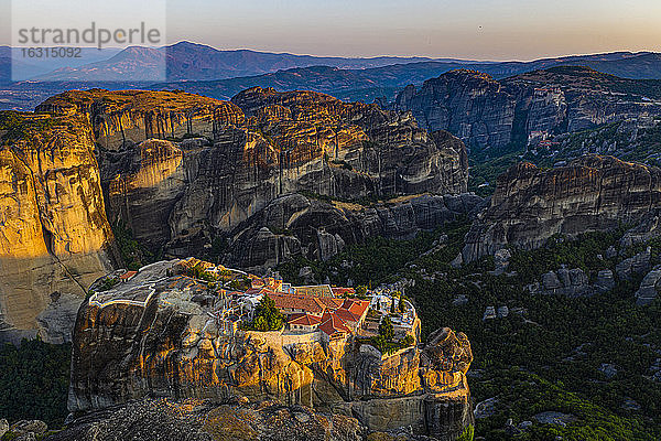Luftaufnahme des Heiligen Klosters der Heiligen Dreifaltigkeit bei Sonnenaufgang  UNESCO-Weltkulturerbe  Meteora-Klöster  Griechenland  Europa