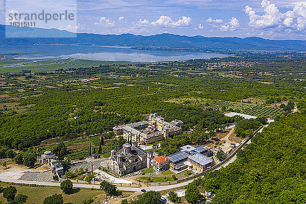 Luftaufnahme durch Drohnen eines Klosters am Kerkini-See  Mazedonien  Griechenland  Europa