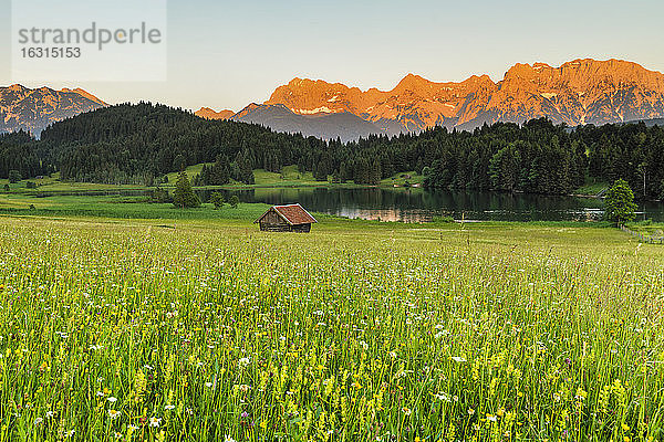 Geroldsee gegen Karwendelgebirge bei Sonnenuntergang  Klais  Werdenfelser Land  Oberbayern  Deutschland  Europa