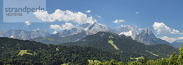 Blick auf die Zugspitze  2962m  und das Wettersteingebirge  Werdenfelser Land  Oberbayern  Deutschland  Europa