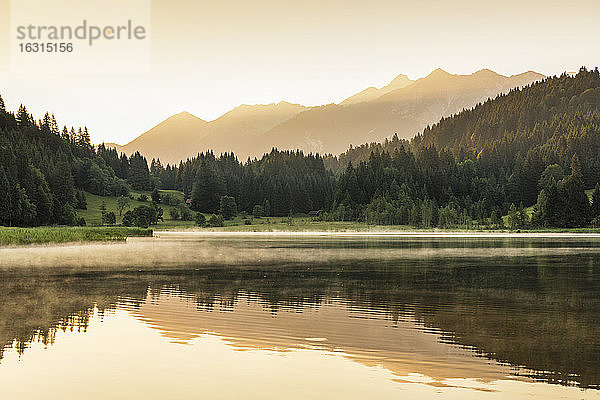 Geroldsee gegen Karwendelgebirge bei Sonnenaufgang  Klais  Werdenfelser Land  Oberbayern  Deutschland  Europa