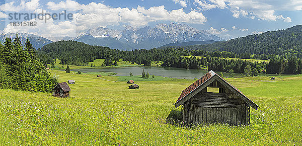 Geroldsee gegen Karwendelgebirge im Sommer  Klais  Werdenfelser Land  Oberbayern  Deutschland  Europa