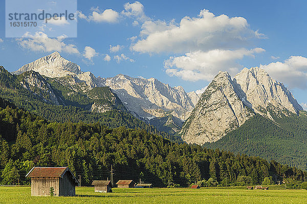 Heustadel am Hammersbacher Wanderweg gegen das Wettersteingebirge  Garmisch-Partenkirchen  Werdenfelser Land  Oberbayern  Deutschland  Europa