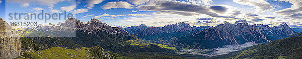 Luftpanorama von Tofane  Monte Cristallo  Sorapiss und Antelao  Ampezzaner Dolomiten  Provinz Belluno  Venetien  Italien  Europa