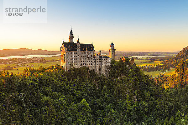 Schloss Neuschwanstein bei Sonnenuntergang  Blick auf den Forggensee  Schwangau  Allgäu  Schwaben  Bayern  Deutschland  Europa
