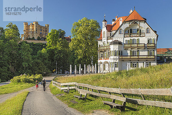 Schloss Hohenschwangau und Alpenrose Hotel  Schwangau  Allgäu  Schwaben  Bayern  Deutschland  Europa