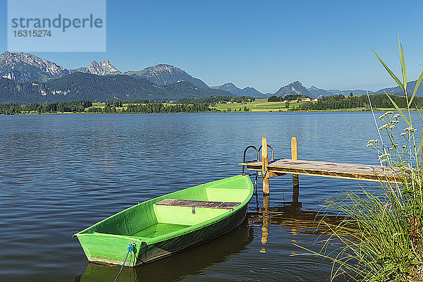 Ruderboot an einem Steg  Hopfensee  Hopfen am See  Allgäuer Alpen  Allgäu  Schwaben  Bayern  Deutschland  Europa