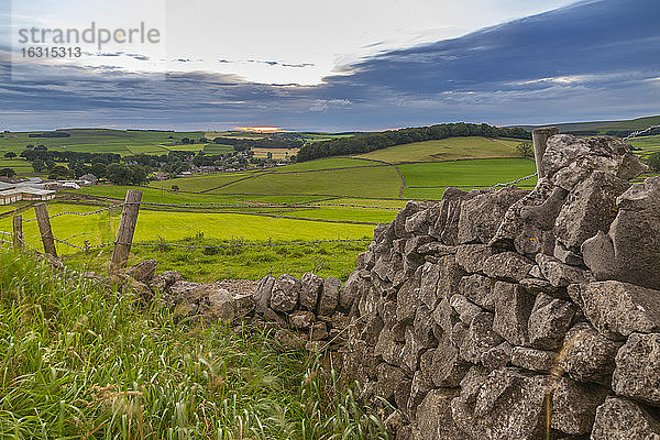 Blick auf Sonnenuntergang und Trockenmauer mit Blick auf den Peak Forest  Peak District National Park  Derbyshire  England  Vereinigtes Königreich  Europa