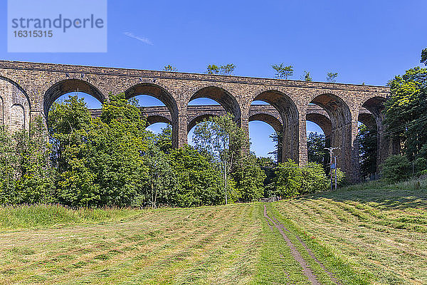 Ansicht des Zwillings-Eisenbahnviadukts bei Chapel Milton  Derbyshire  England  Vereinigtes Königreich  Europa