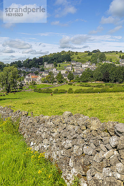 Ansicht der Trockensteinmauern und Brassington  Derbyshire Dales  Derbyshire  England  Vereinigtes Königreich  Europa