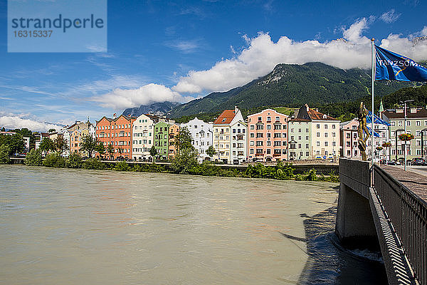 Alte Innbrucke über den Inn  Altstadt  Innsbruck  Tirol  Österreich  Europa