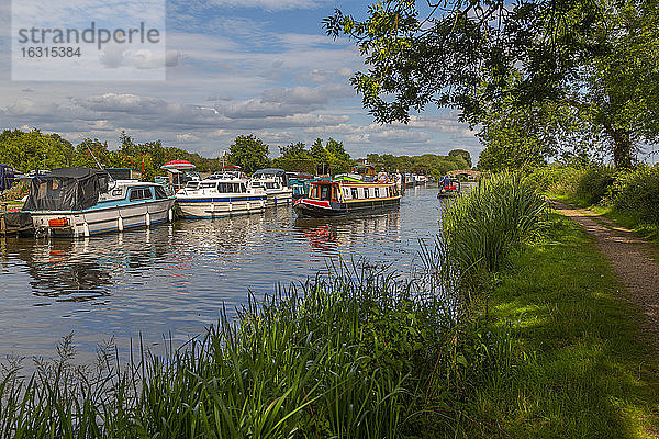 Blick auf den Kanal von Shardlow an einem sonnigen Tag  South Derbyshire  Derbyshire  England  Vereinigtes Königreich  Europa