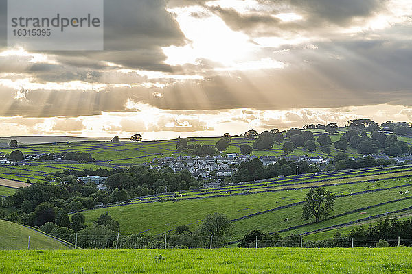 Blick auf Tideswell und Landschaft bei Litton  Peak District National Park  Derbyshire  England  Vereinigtes Königreich  Europa