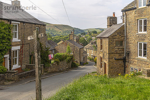 Blick auf Steinhäuser im Dorf Hayfield  High Peak  Derbyshire  England  Vereinigtes Königreich  Europa