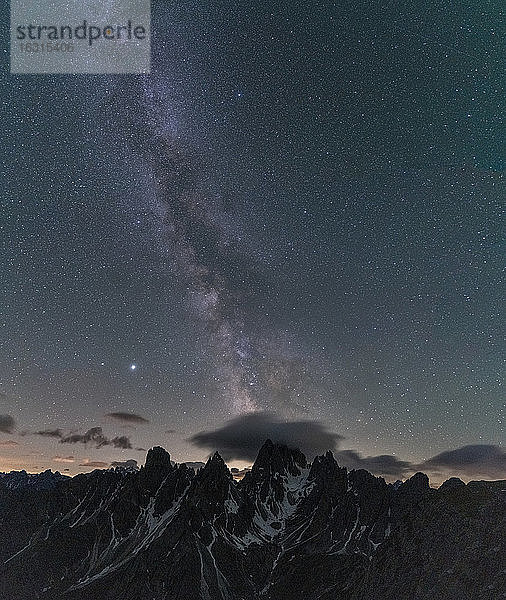 Milchstraße über die Berggruppe Cadini di Misurina  Dolomiten  Provinz Belluno  Venetien  Italien  Europa