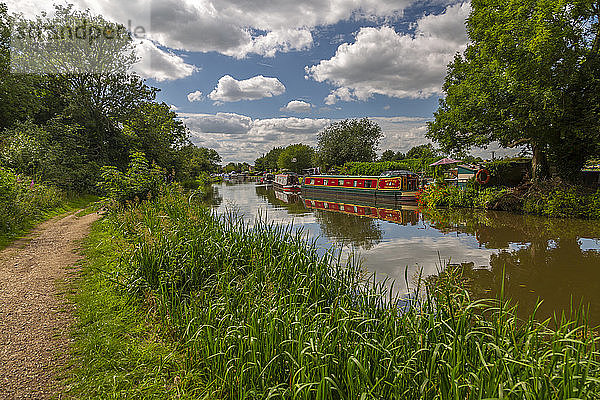 Blick auf den Kanal von Shardlow an einem sonnigen Tag  South Derbyshire  Derbyshire  England  Vereinigtes Königreich  Europa