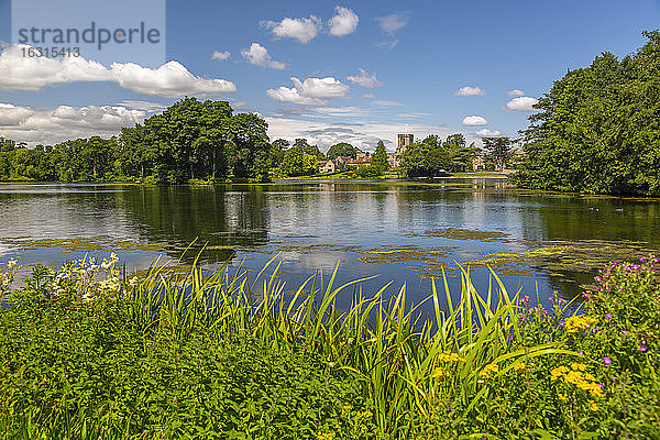 Blick auf die Pfarrkirche von Melbourne und den Pool an einem sonnigen Tag  Melbourne  South Derbyshire  Derbyshire  England  Vereinigtes Königreich  Europa