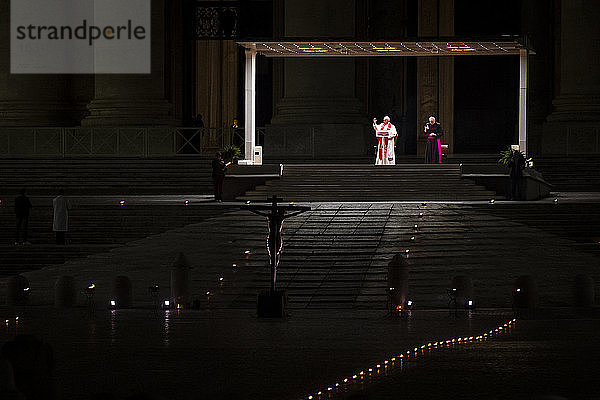 Papst Franziskus präsidiert über den Kreuzweg (Via Crucis) am Karfreitag auf dem Petersplatz  Vatikan  Rom  Latium  Italien  Europa