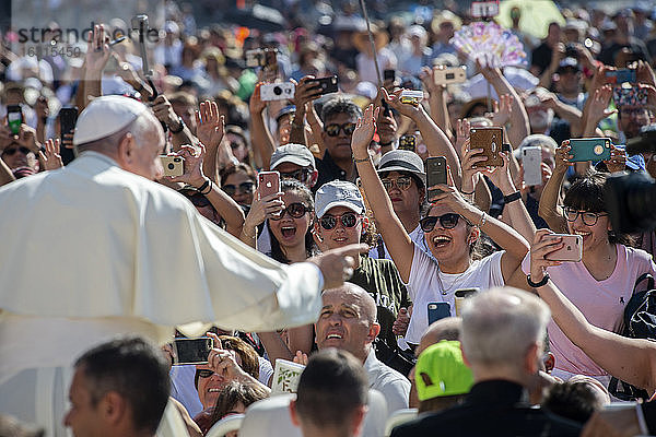 Papst Franziskus kommt zu seiner wöchentlichen Generalaudienz auf dem Petersplatz im Vatikan  Rom  Latium  Italien  Europa