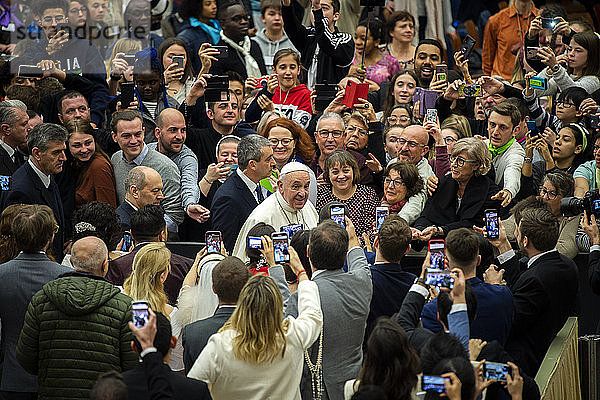 Papst Franziskus während seiner wöchentlichen Generalaudienz in der Paul VI. Halle im Vatikan  Rom  Latium  Italien  Europa