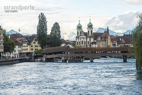 Reuss mit Spreuerbrücke und Jesuitenkirche  Luzern (Luzern)  Schweiz  Europa