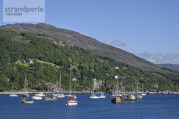 Yachthafen am Ufer von Loch Broom  Nordwest-Highlands  Roß and Cromarty  Schottland  Großbritannien  Europa