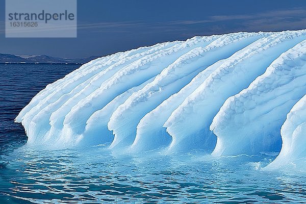Zerfurchter Eisberg treibt durch Eisfjord  UNESCO-Weltnaturerbe  Diskobucht  Ilulissat  Westgrönland  Grönland  Nordamerika