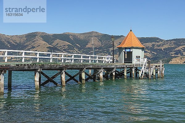 Seebrücke in der Bucht von Akaroa  Ozeanien  Banks Peninsula  Canterbury  Südinsel  Neuseeland  Ozeanien