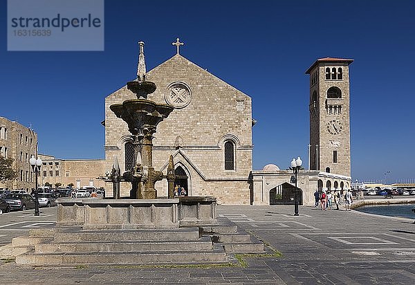 Wasserbrunnen und Kirche des Evangelismos oder der Verkündigung  Mandraki-Hafen  Rhodos-Neustadt  Rhodos  Griechenland  Europa