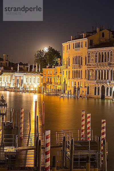 Canal Grande bei Nacht mit Vollmond  Venedig  Italien  Europa