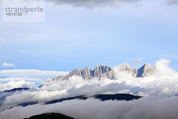 Bergmassiv Rosengarten über dem Dunst im Tal  Dolomiten  Südtirol  Italien  Europa