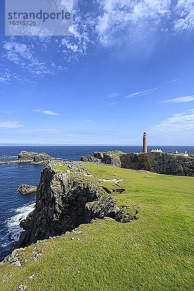 Der Butt-of-Lewis-Leuchtturm am nördlichsten Punkt der Insel Lewis  Isle of Lewis  Schottland  Großbritannien  Europa