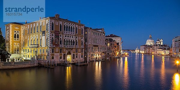 Canal Grande bei Nacht  links Renaissance-Palast Palazzo Cavalli-Franchetti  hinten Kirche Santa Maria della Salute  Venedig  Italien  Europa