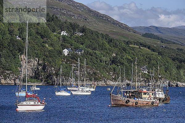 Yachthafen am Ufer von Loch Broom  Nordwest-Highlands  Roß and Cromarty  Schottland  Großbritannien  Europa