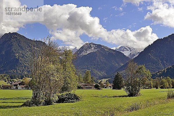 Ausblick auf die Berge bei Oberstdorf  Riefenkopf 1748m und Kegelkopf 1959m  Allgäuer Alpen  Allgäu  Bayern  Deutschland  Europa