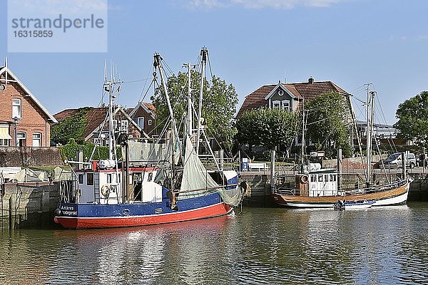 Schiffe im Nordseehafen Neuharlingersiel  Ostfriesland  Niedersachsen  Deutschland  Europa