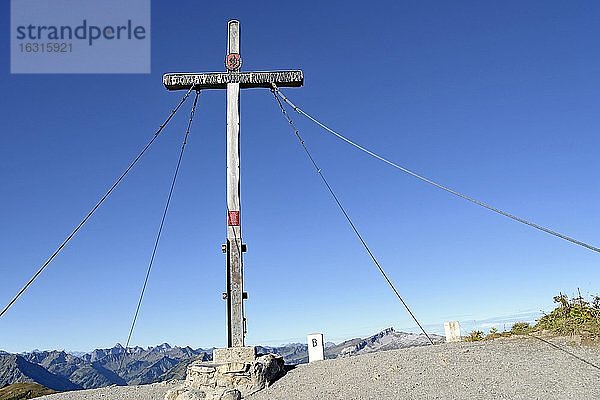 Fellhorn 2039m  Gipfelkreuz mit blauen Himmel  Oberstdorf  Allgäuer Alpen  Allgäu  Bayern  Deutschland  Europa