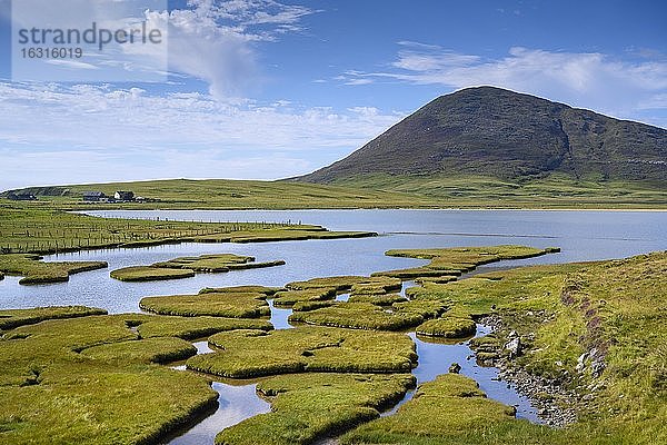 Marschlandschaft bei Northton mit dem Ceapabhal Hill  Isle of Harris  Schottland  Großbritannien  Europa